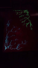 Cargar imagen en el visor de la galería, Mesa de centro con brillo fractal en la parte superior oscura
