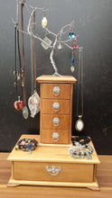Charger l&#39;image dans la galerie, Organisateur de bijoux en bois de prunier
