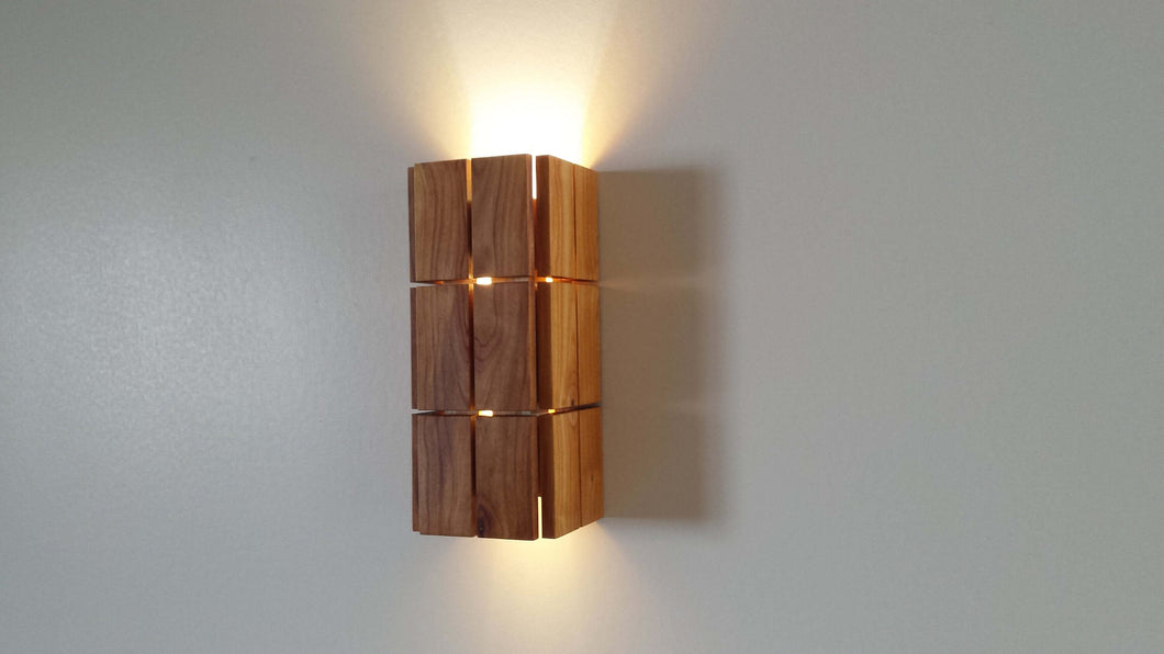 Lampada da parete in legno di prugna