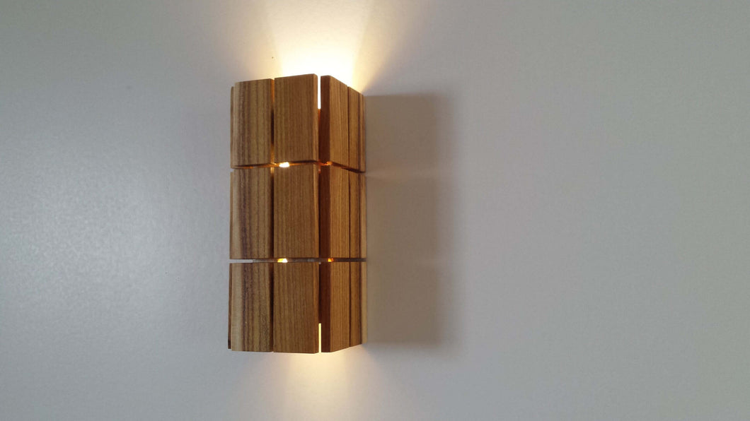 lampada da parete in legno di gelso