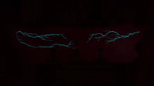 Carica l&#39;immagine nel visualizzatore di Gallery, Appendiabiti artigianale con fulmini frattali bagliori al buio 1
