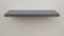 Cargar imagen en el visor de la galería, Balda flotante de madera pintada en color gris aluminio metalizado
