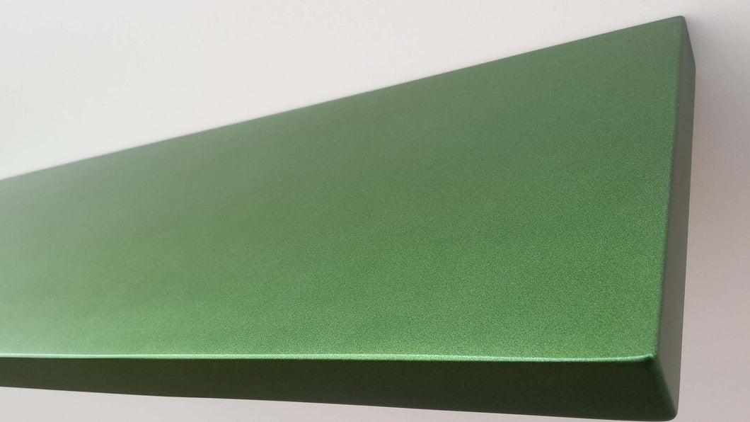 Schwebendes Holzregal in grüner Metallic-Farbe lackiert