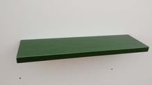 Lade das Bild in den Galerie-Viewer, Schwebendes Holzregal in grüner Metallic-Farbe lackiert

