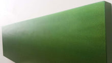 Lade das Bild in den Galerie-Viewer, Schwebendes Holzregal in grüner Metallic-Farbe lackiert
