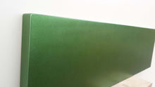 Carica l&#39;immagine nel visualizzatore di Gallery, Mensola sospesa in legno verniciata in colore verde metallizzato
